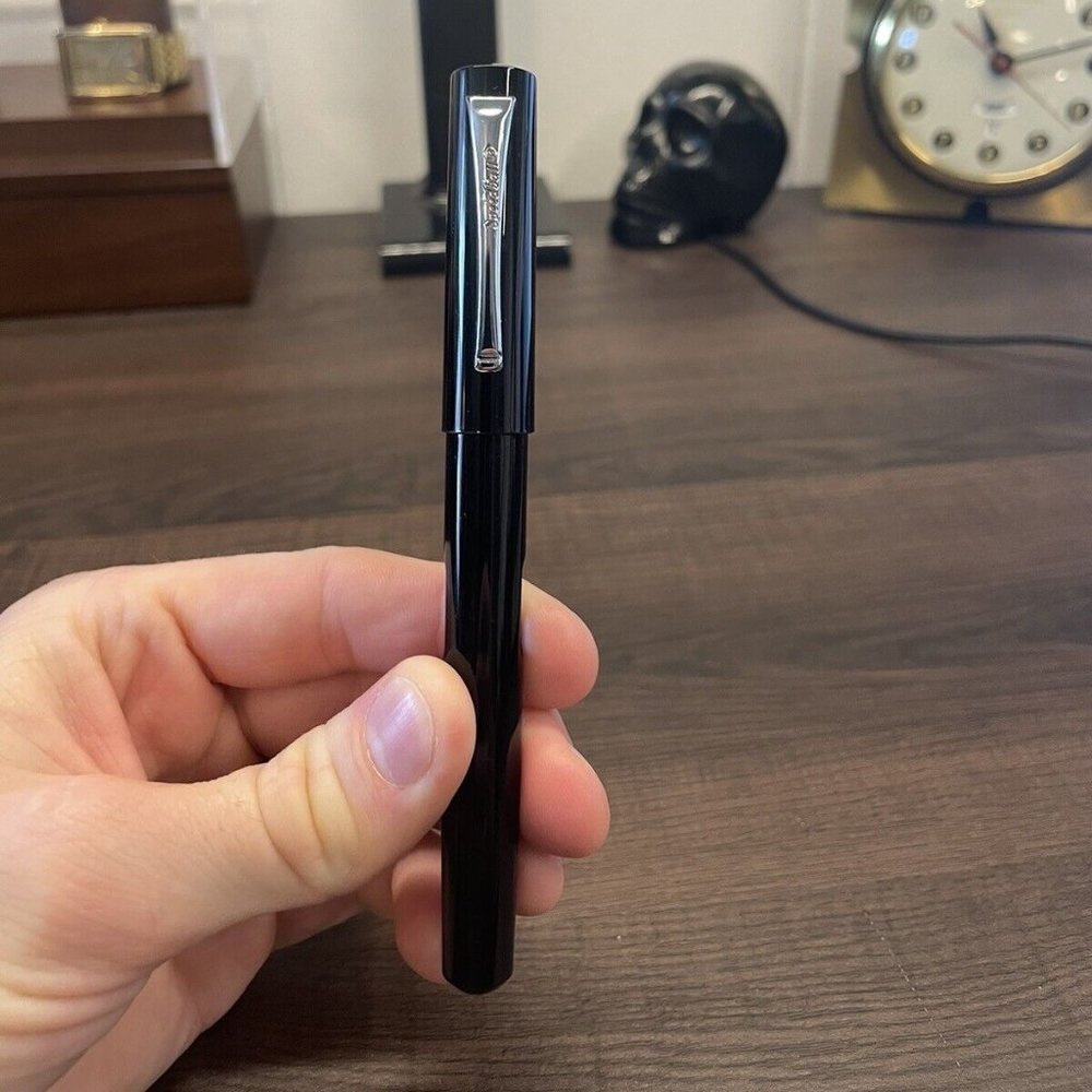 New black Speedball Fountain Pen with signature 1.1 stub nib calligraphy pen